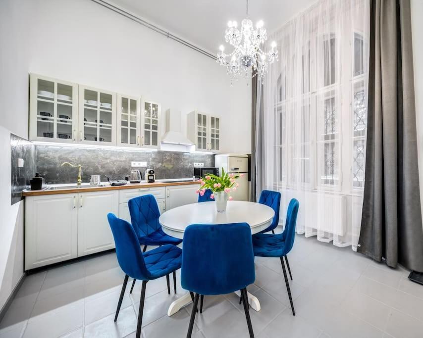 Ferienwohnung Andrassy Grandeur With Indoor Parking Budapest Exterior foto