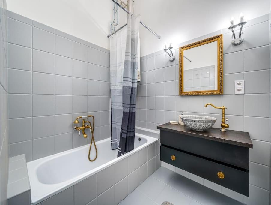 Ferienwohnung Andrassy Grandeur With Indoor Parking Budapest Exterior foto