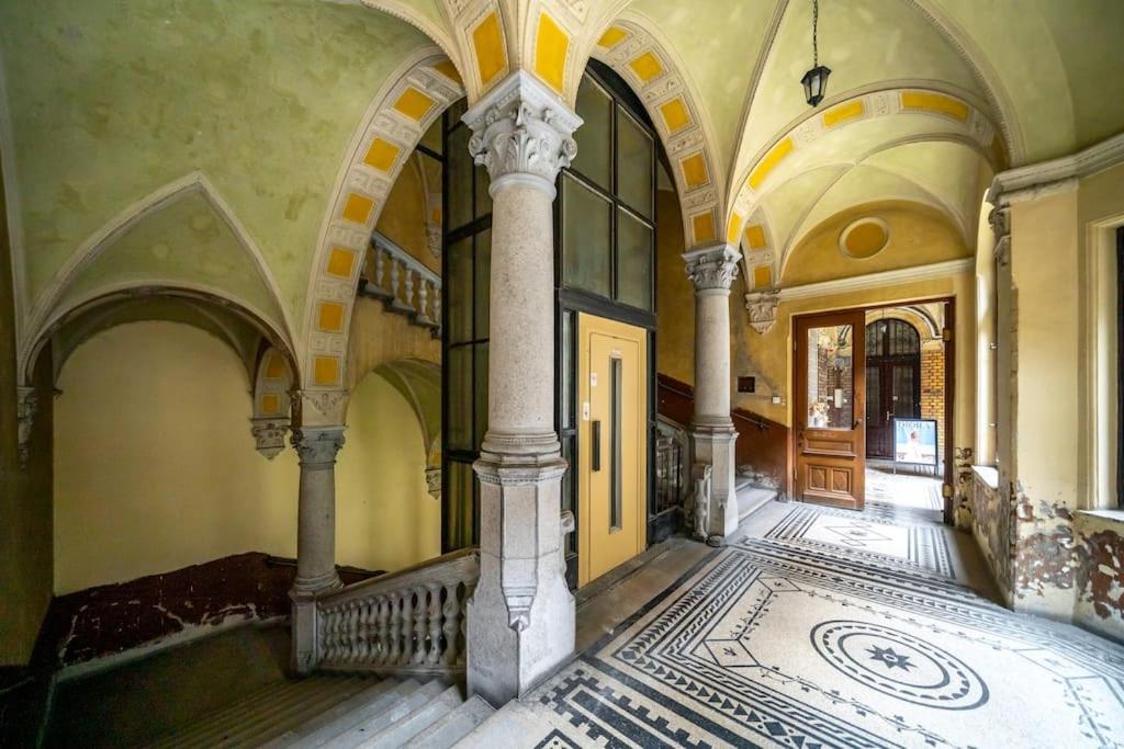 Ferienwohnung Andrassy Grandeur With Indoor Parking Budapest Exterior foto