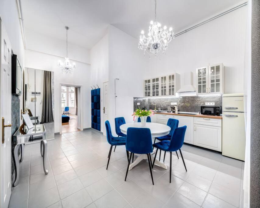Ferienwohnung Andrassy Grandeur With Indoor Parking Budapest Exterior foto