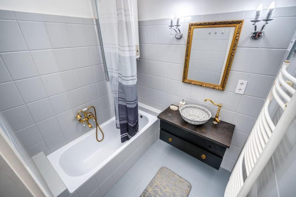 Ferienwohnung Andrassy Grandeur With Indoor Parking Budapest Exterior foto